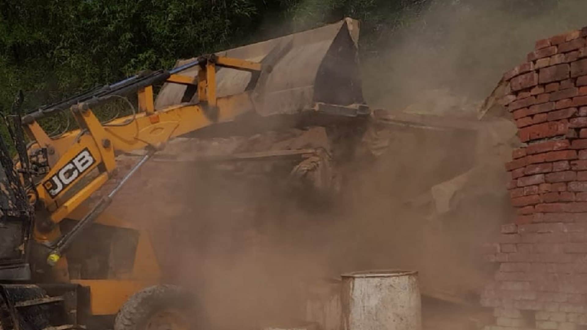 Women clashed with police as soon as the bulldozers were moving on tannery units, ten policemen were injured