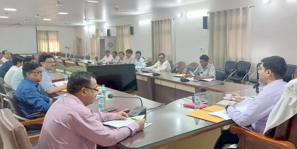 Complete its work in Jalnigam Chandausi soon, so that the roads can be improved: DM