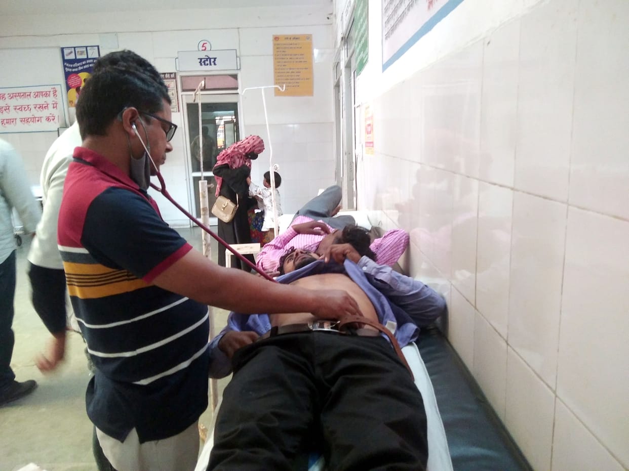 Amar Ujala Abhiyan: Doctors not at health centers, patients are being referred