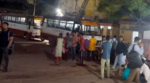 Commuters created a ruckus for not getting a bus for Gola for two hours