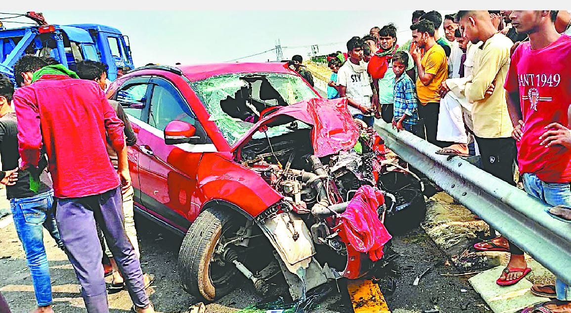 accident on Purvanchal Expressway Husband Died and wife daughter and son including 9 people injured in car collision