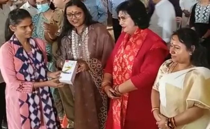Kanpur Dehat : 450 students got tablets and smart phones in Akbarpur Degree College