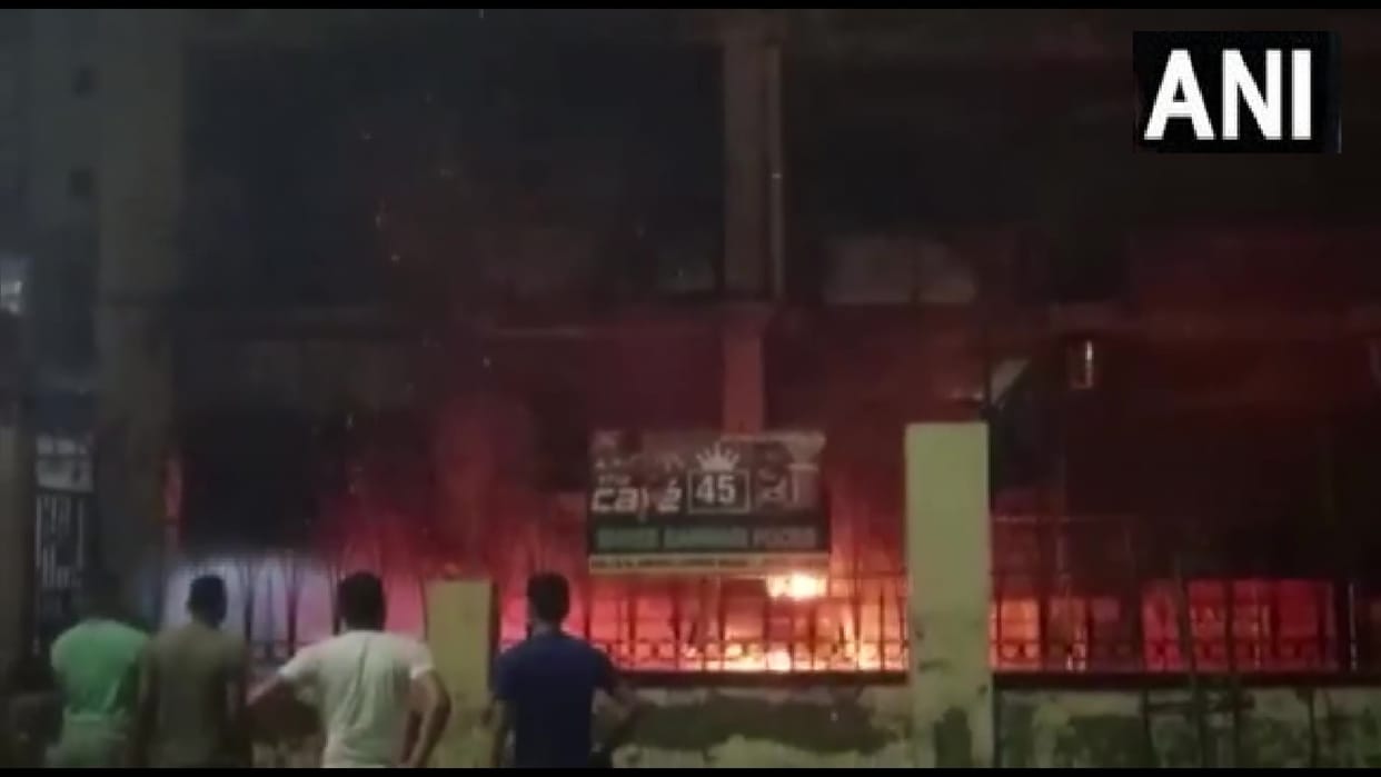 Fire broke out in Amrapali Sapphire Sector 45  two fire tenders on spot