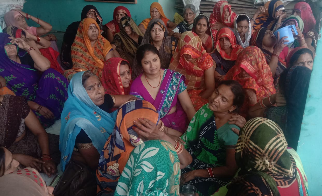Kanpur Dehat : Tent house operator dies after being hit by an electric wire while walking on the roof of the house