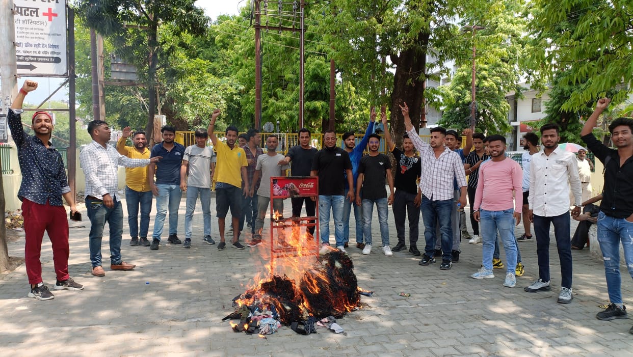 Youth Congress burnt the effigy of the central government