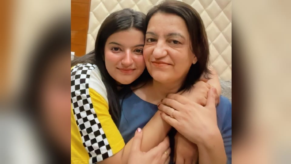 Girl from Panchkula is engaged in educating children living in slums