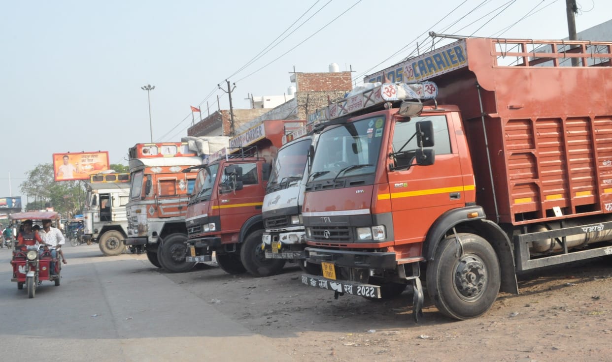 Hathras: Illegal parking on the footpath, the roads getting smaller for walking