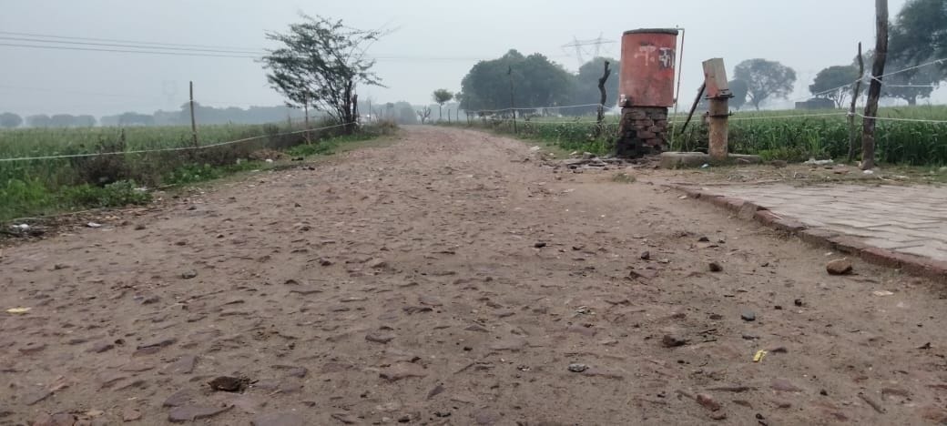 Hathras: The condition of the roads is bad, the movement of passers-by becomes difficult