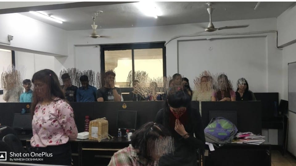 Indore: World Mart network company's fake call center was raided, used to cheat customers by luring them, 21 accused arrested