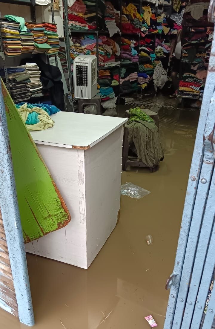 Water entered the shops of Etawa town due to rain