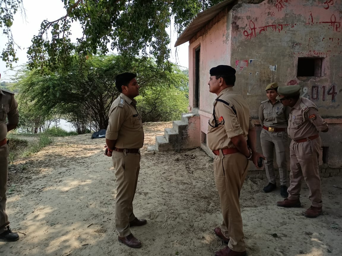 Dead Bodies of men and women found in Gomti river in jaunpur police engaged in investigation