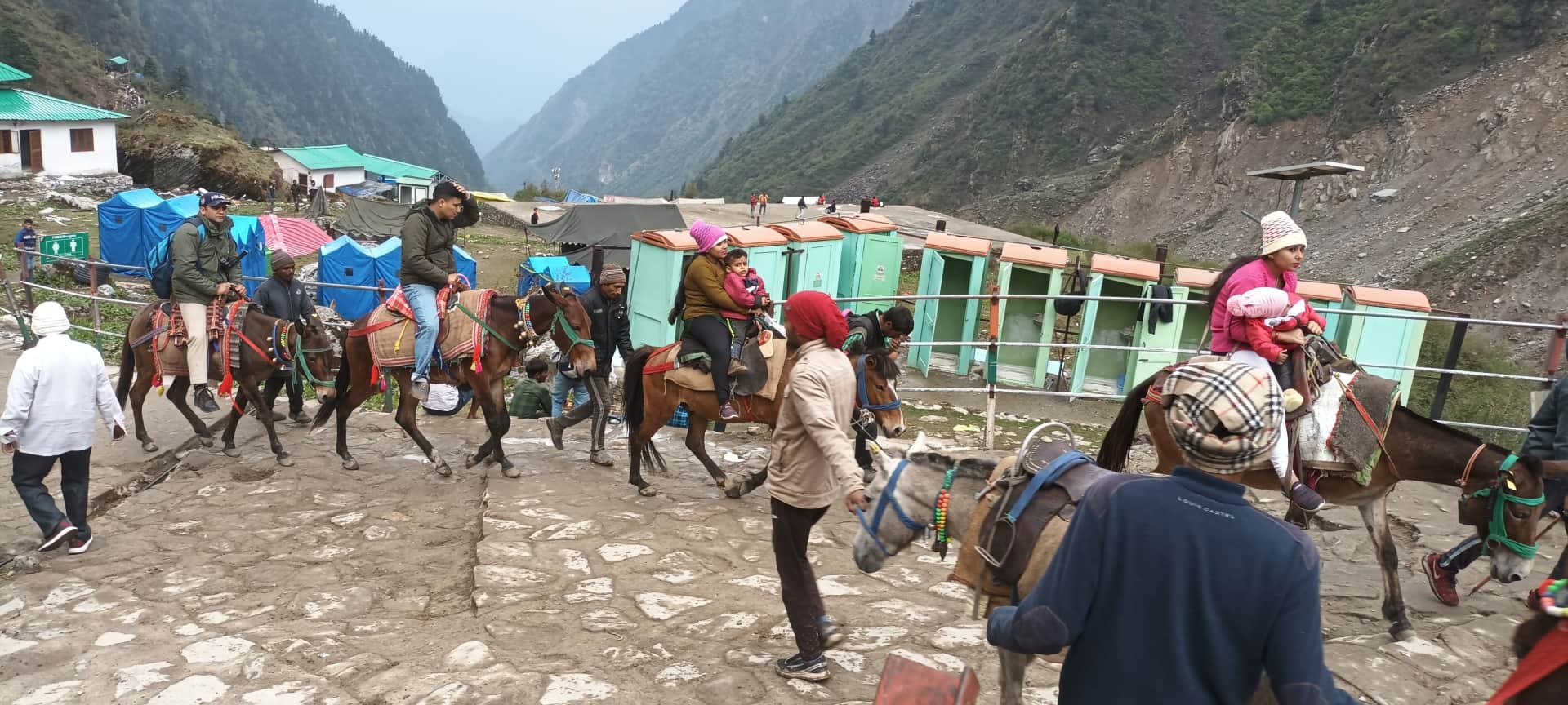 Chardham Yatra, police scuffle with devotees in Kedarnath Dham, angry devotees returned