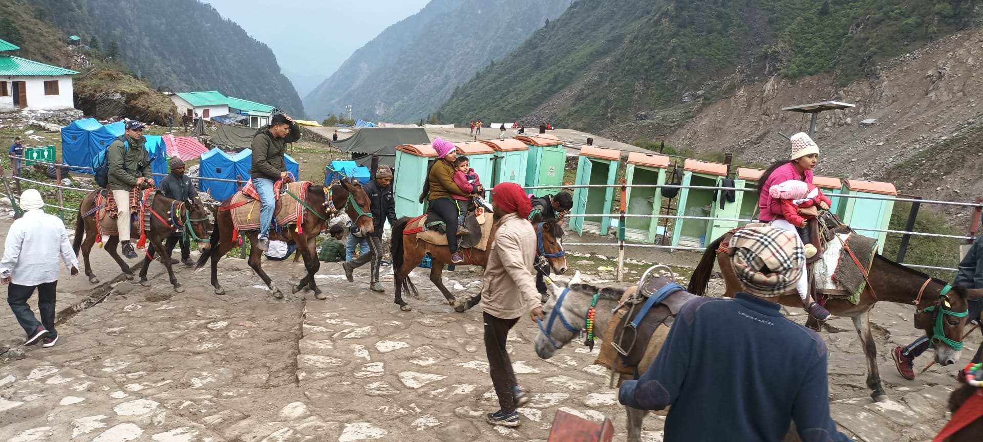 Chardham Yatra, police scuffle with devotees in Kedarnath Dham, angry devotees returned