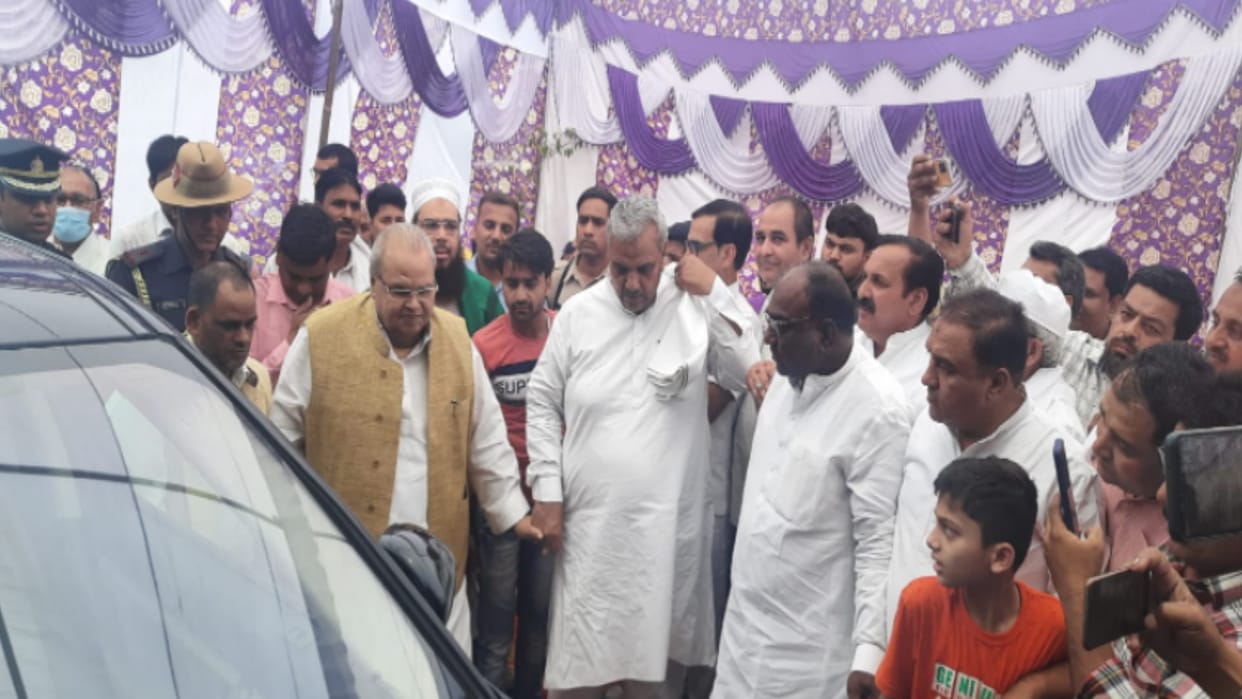 UP: Meghalaya Governor Satpal Malik arrives in Muzaffarnagar, performs aarti at Ram Darbar