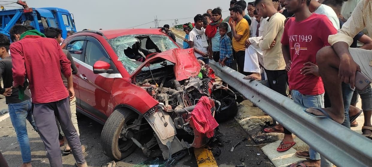 Vehicle collided on Purvanchal Expressway, 10 injured