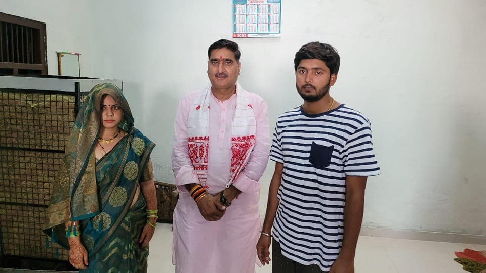 newly married bride asked mp satish gautam to build village road in aligarh