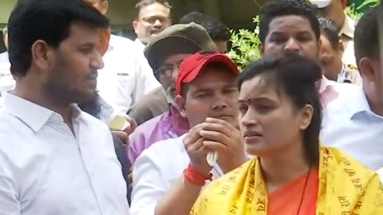 Senior BJP Leader Devendra Fadnavis Meets MP Navneet Rana at Lilavati Hospital
