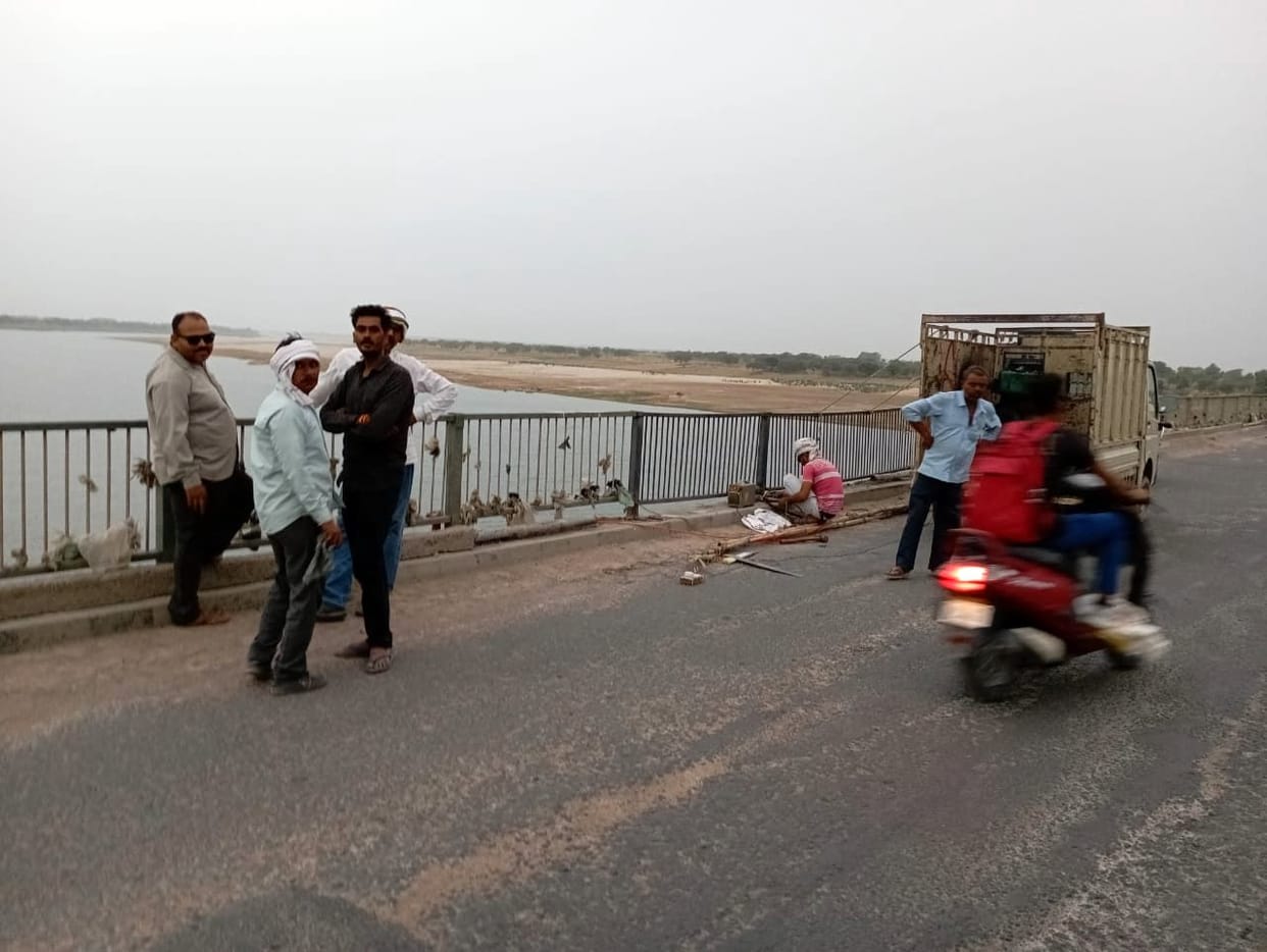The broken railing of Yamuna bridge was finally added