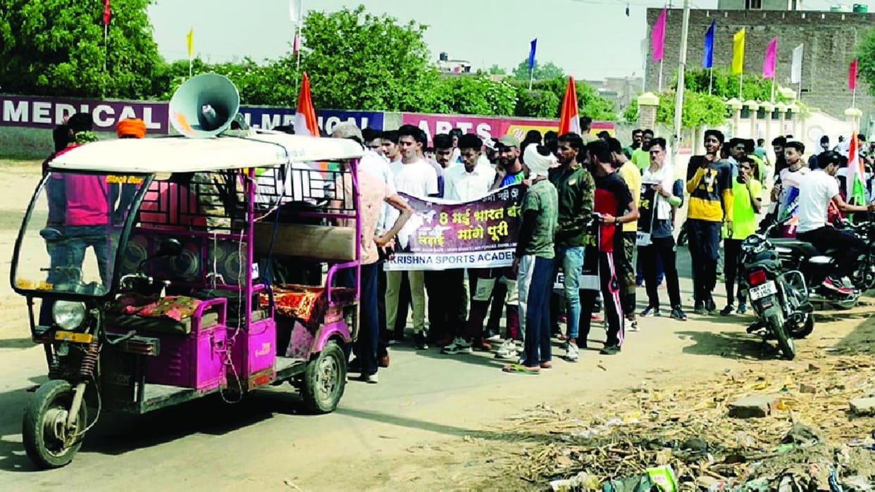 Youth protested in Sirsa for the demand of army recruitment