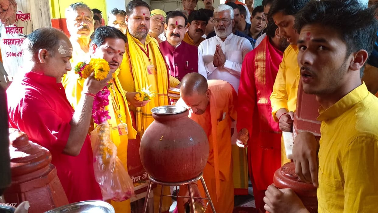 Madhya Pradesh: Uttar Pradesh CM Yogi Adityanath performed special worship at Pitambara Dham, Narottam Mishra was present