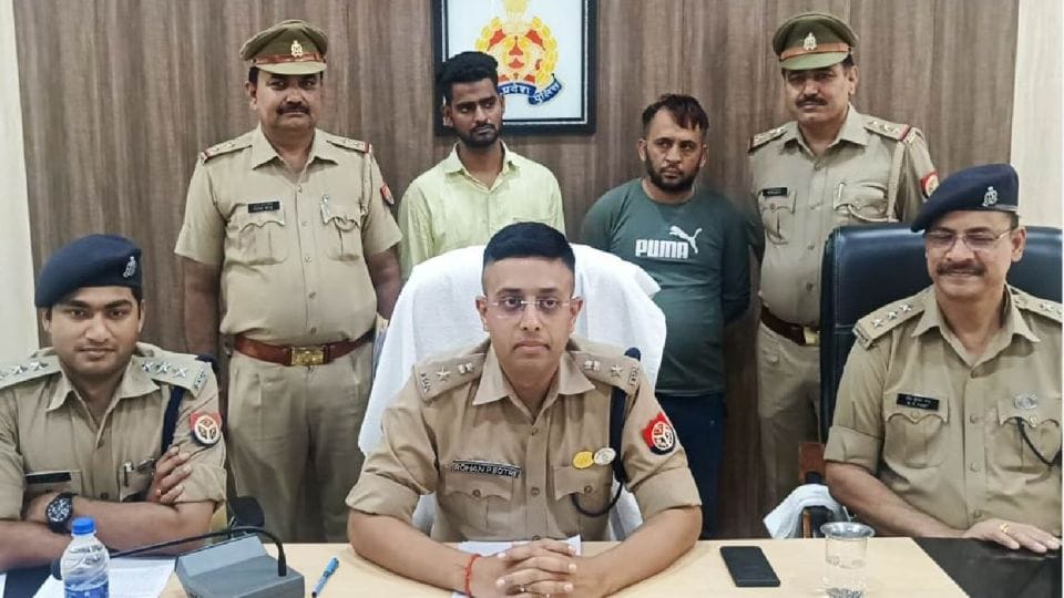 two accused arrested for fruad of Rs 35 lakh in the name of jobs in kasganj
