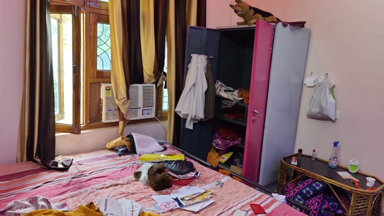 youth arrested for stealing in aunt house along with two friends in badarpur delhi