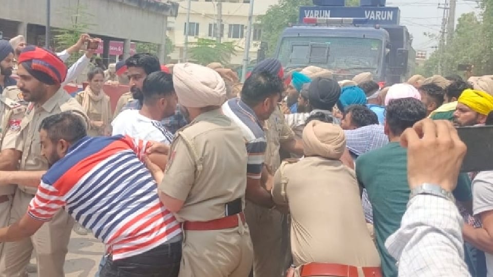 PTI Teachers Union Punjab protest in front of Education Minister Gurmeet Singh Meet Hair house in Barnala