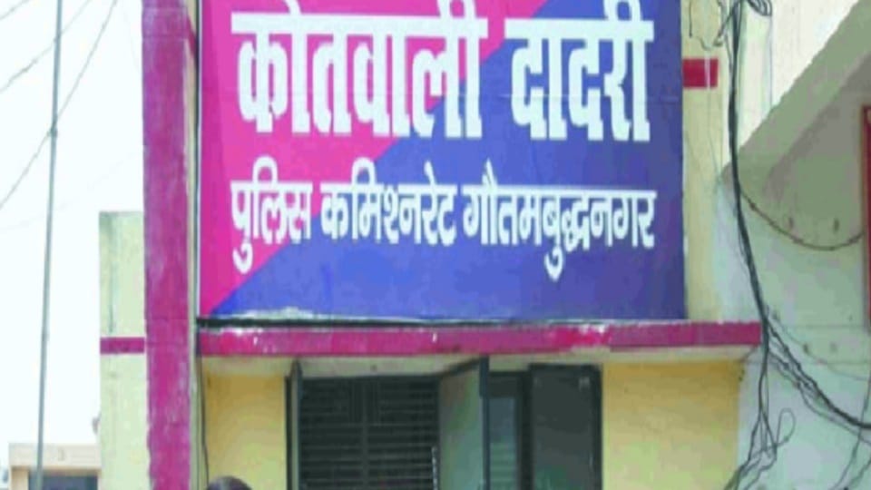 Thug took three lakh rupees in name of getting a job and did not even return car.