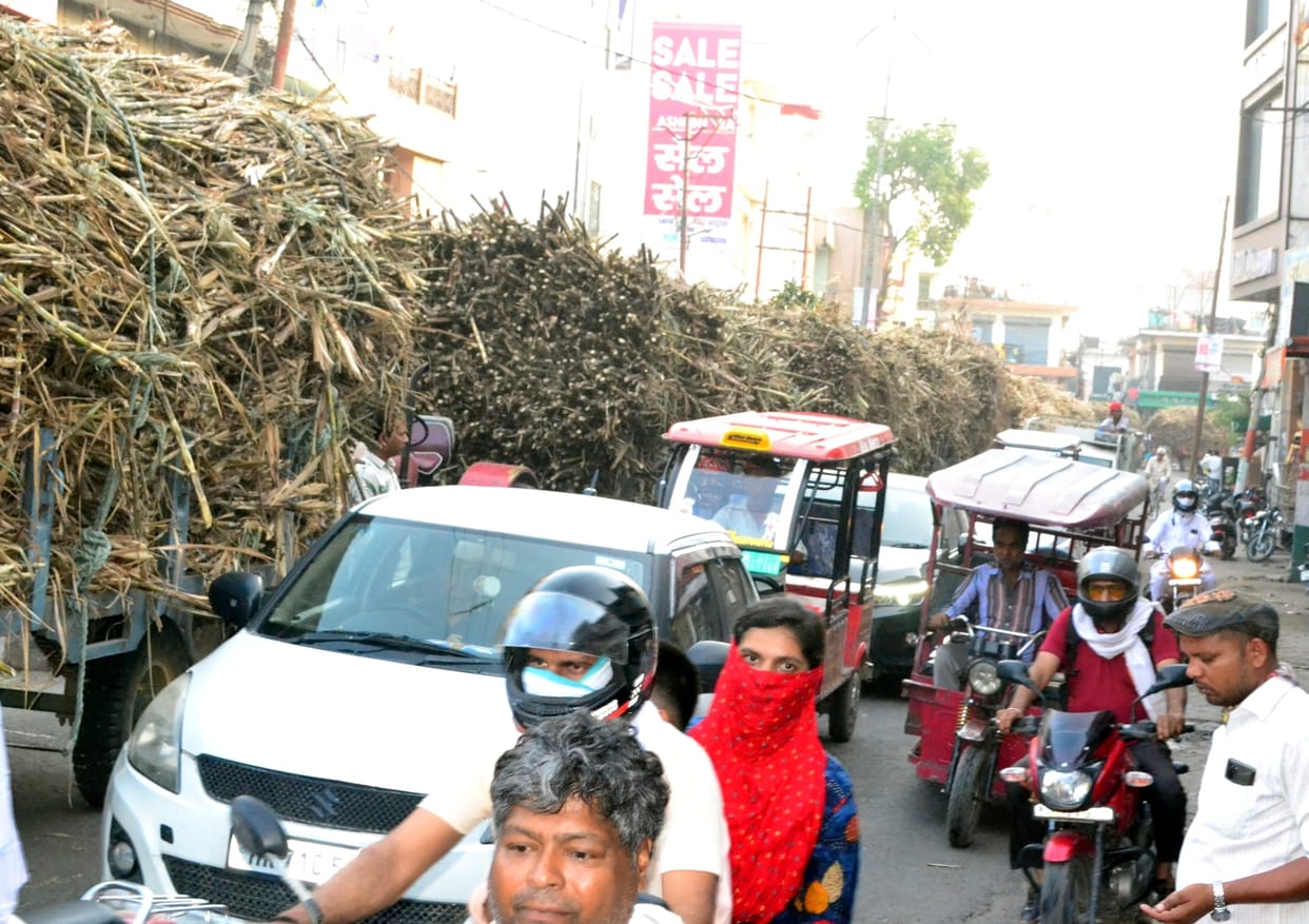 Sugarcane vehicles jammed the city on the second day too, vehicles kept crawling all day