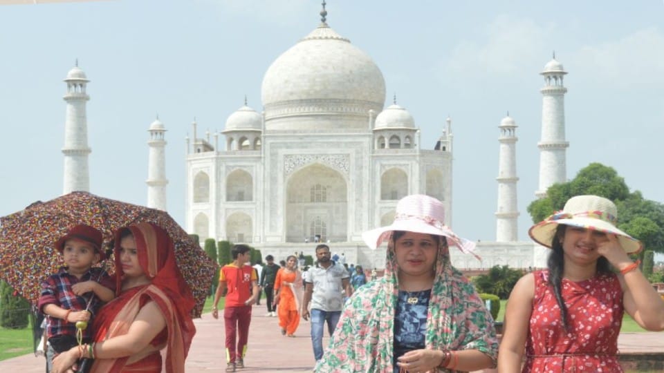 18 thousand tourists visited the taj mahal on weekend in agra