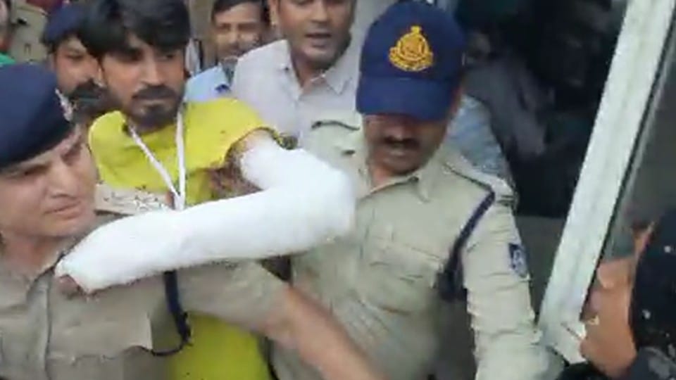 Indore: The girl slapped the accused of Agrikand in the police station, said angrily - what did you get by doing this?
