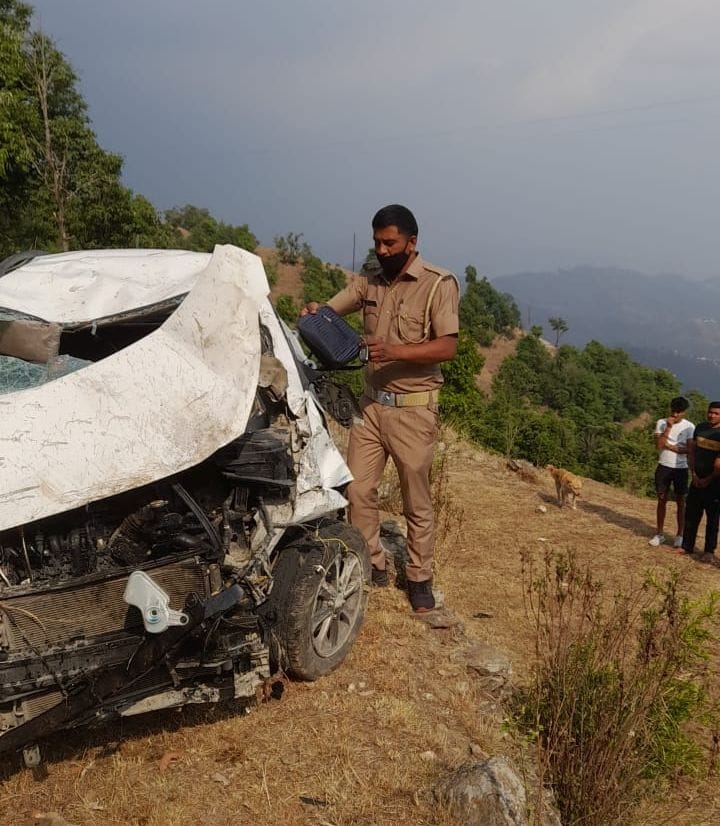 Uncontrolled car fell into ditch, five children including woman injured