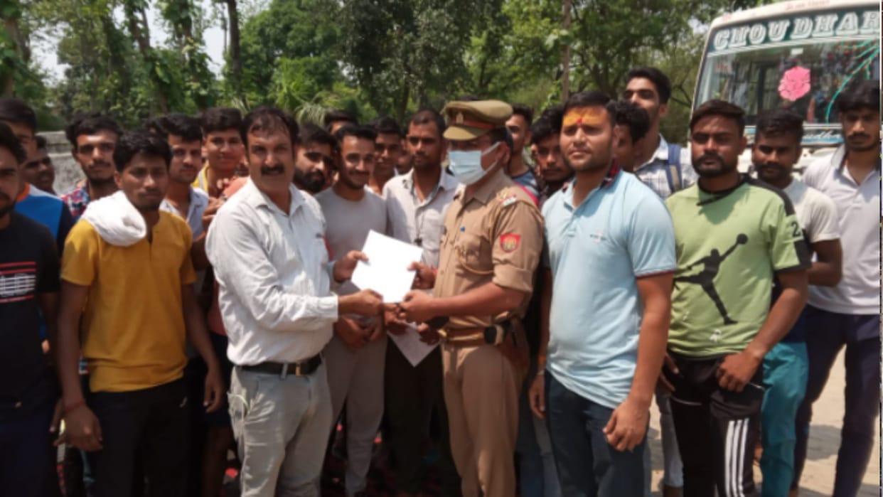 UP: Youth sitting on dharna demanding restoration of recruitment in army in shamli