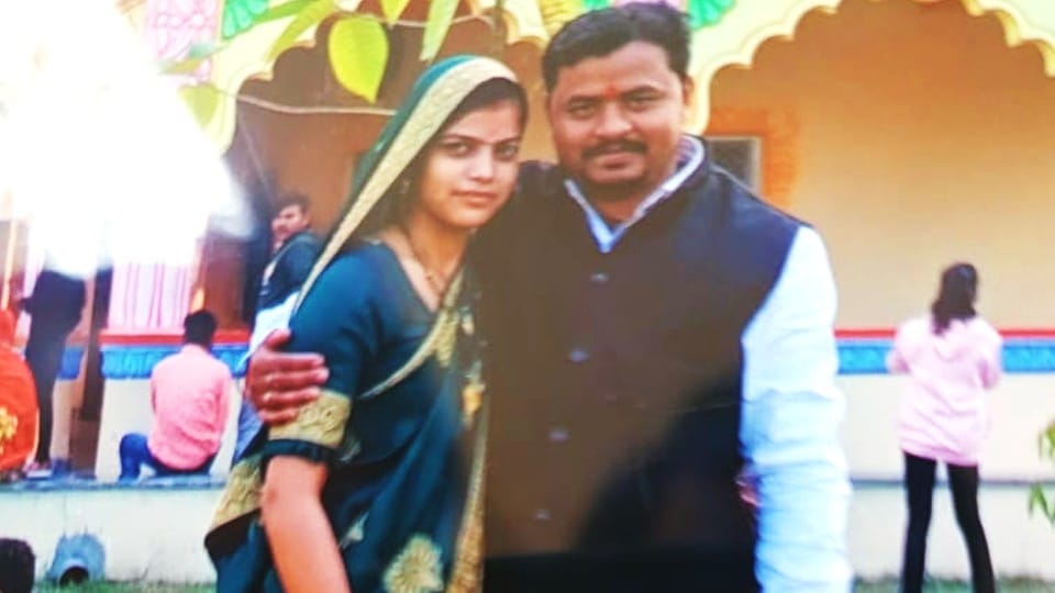 Married woman dead body found hanging in the room in agra