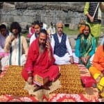 हनुमान चालीसा का सामूहिक पाठ करते पुजारी