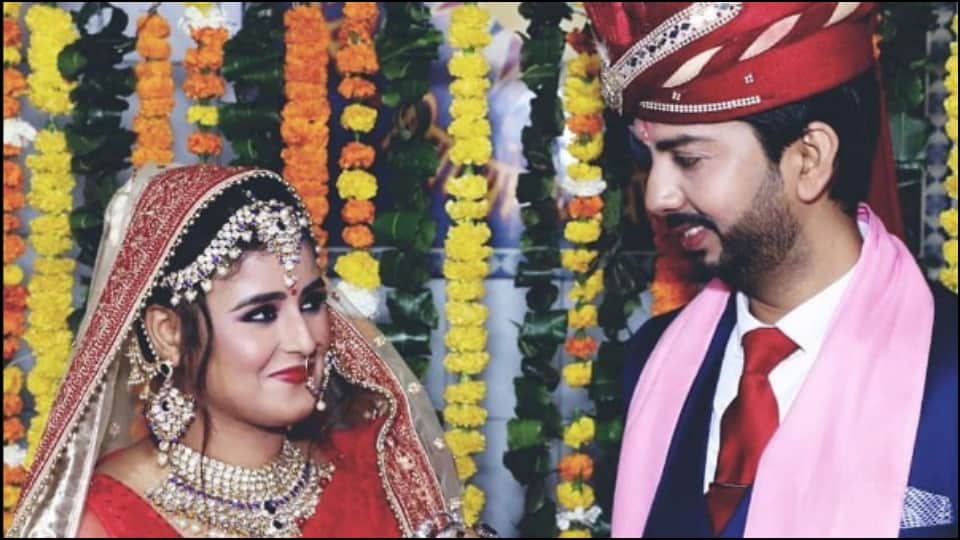 Married Bhojpuri Actresses Monalisa to Seema Singh Know About Her Husbands News in Hindi