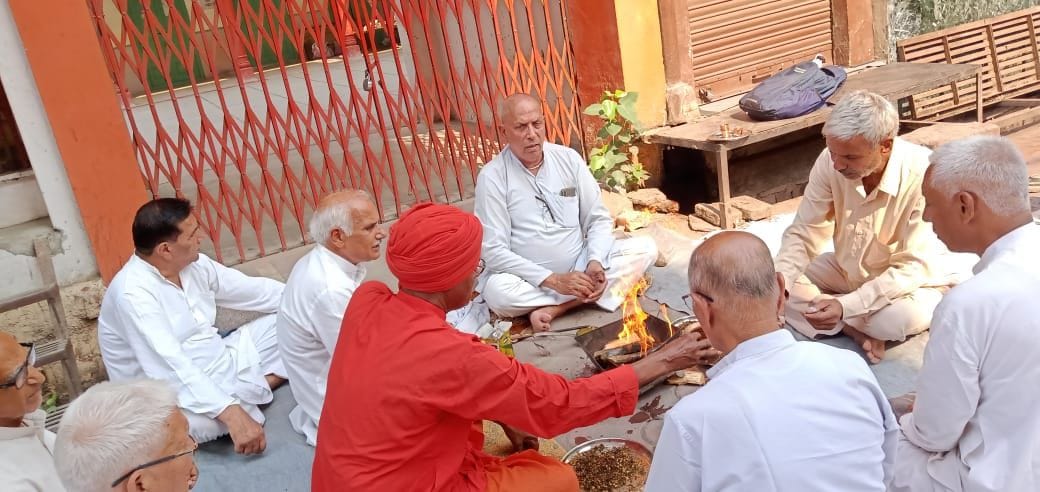 Arya Samaj temple's gate closed, Yagya took place on the road