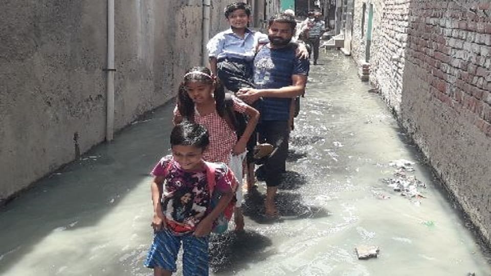dirty water of the sewer flowing in the streets of shahganj agra cantt area troubled more then 40 thousand population