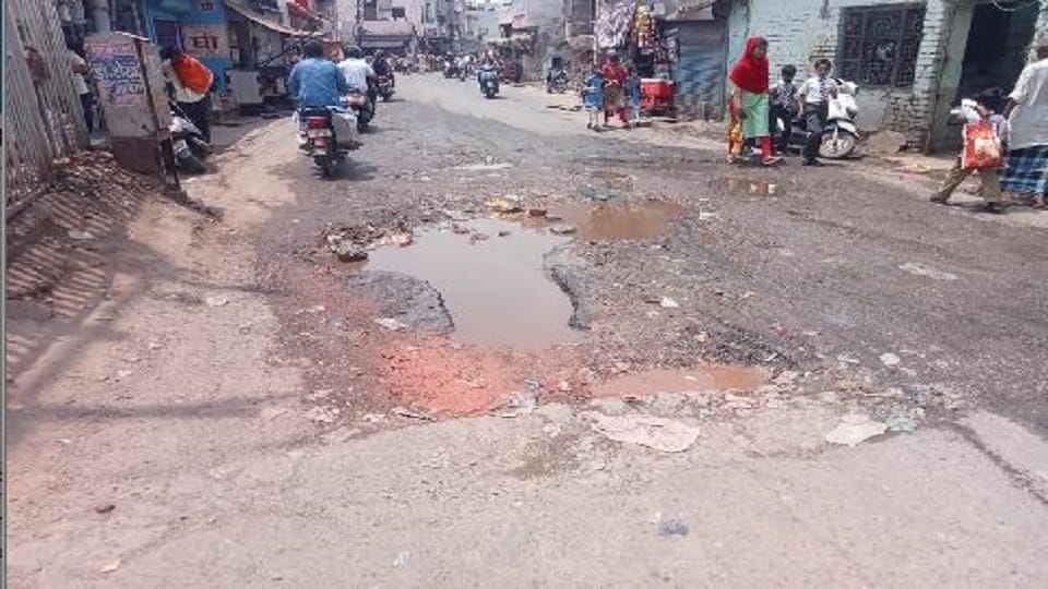 dirty water of the sewer flowing in the streets of shahganj agra cantt area troubled more then 40 thousand population