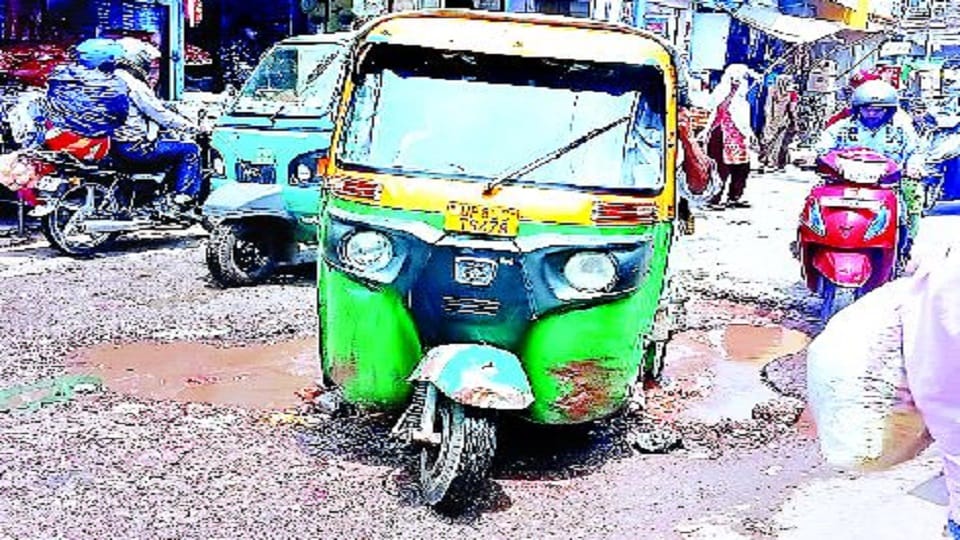 dirty water of the sewer flowing in the streets of shahganj agra cantt area troubled more then 40 thousand population