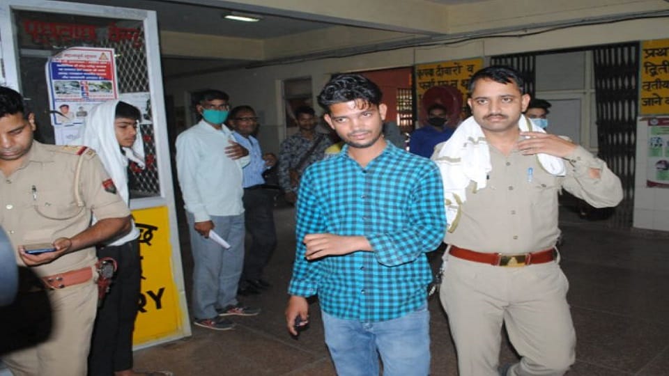 Brokerage in the district hospital in the name of operation accused caught in agra