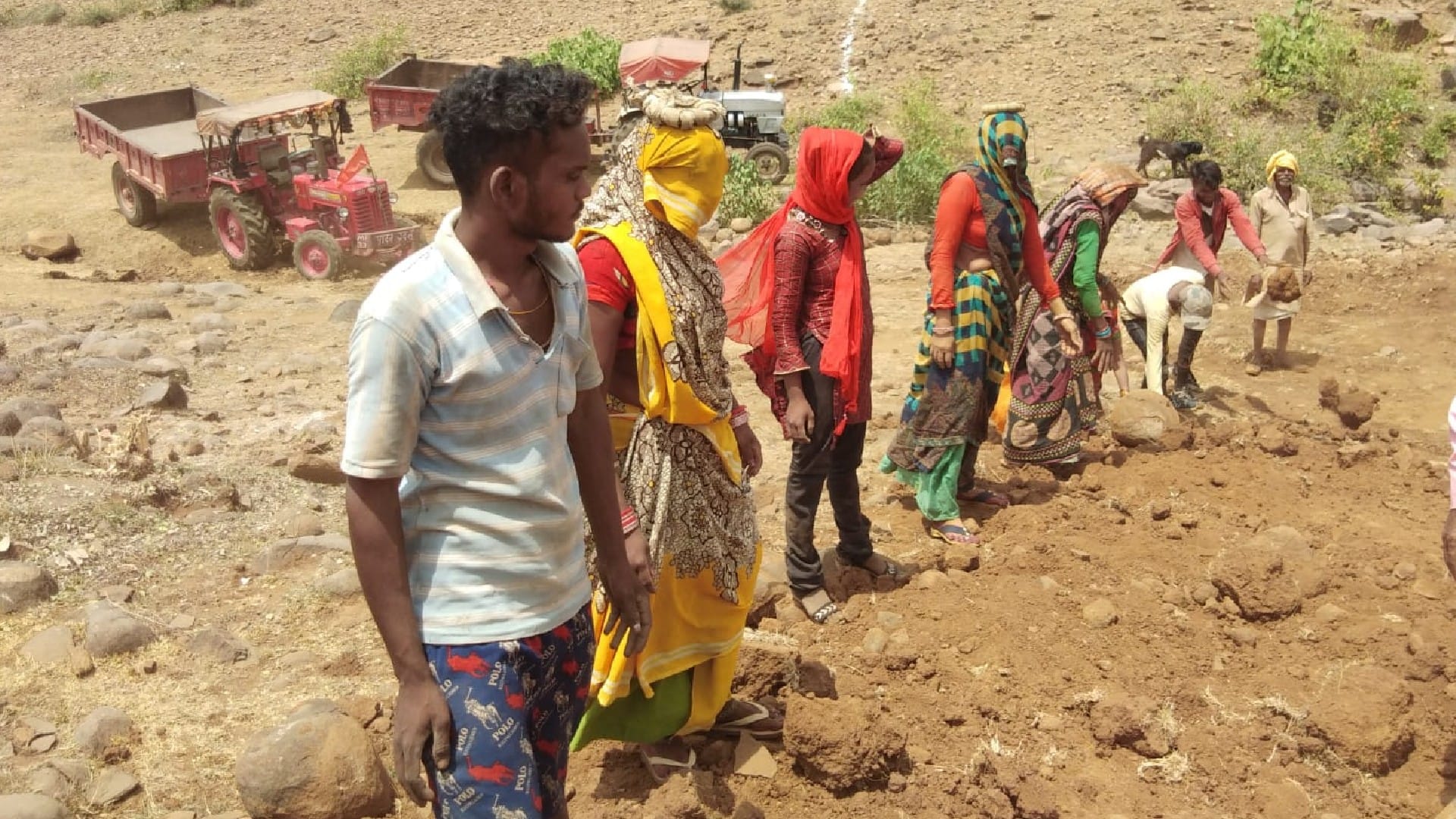 Shivpuri: Rural, barren and rocky areas engaged in making Amrit Sarovar, the effect of PM Modi's appeal