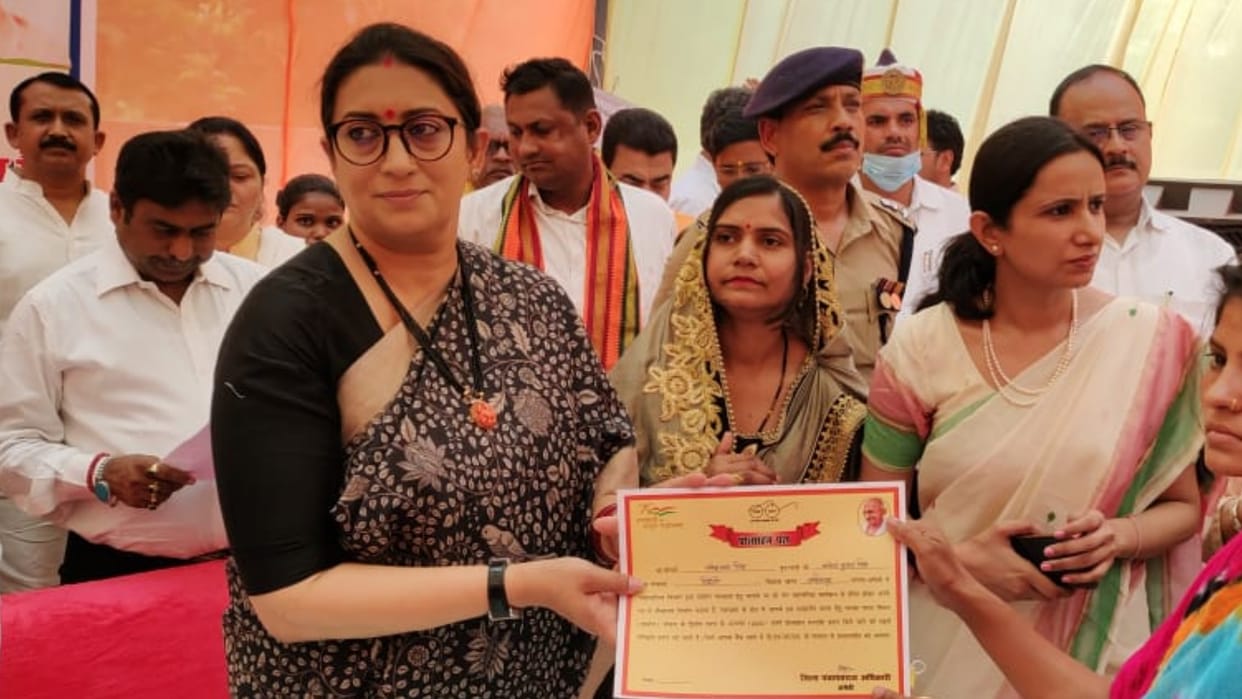 Amethi: After meeting CM Yogi in Lucknow, Smriti Irani took the development information from the villagers by putting up a chaupal.