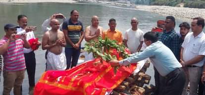 बागेश्वर में पूर्व कैबिनेट मंत्री के पार्थिव शरीर पर पुष्प चक्र अर्पित करते प्रभारी डीएम। संवाद