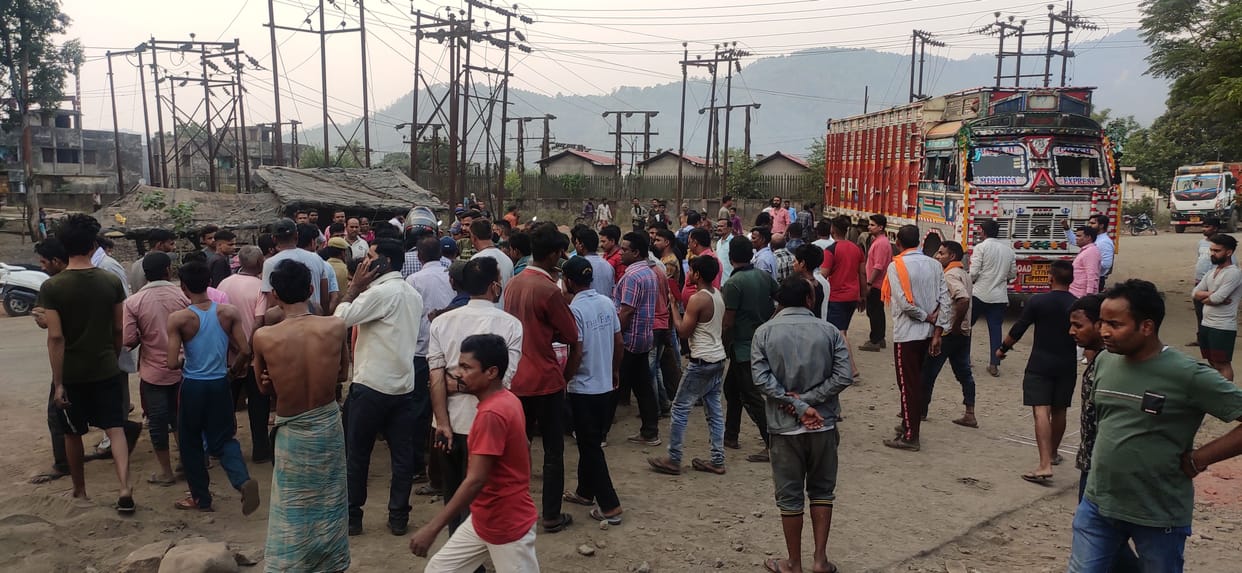 High speed truck crushed the youth in Jashodharpur Industrial Area, death