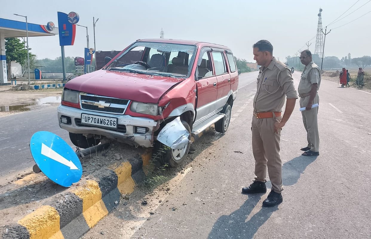The car climbed on the divider to save the bike rider, three serious including the woman