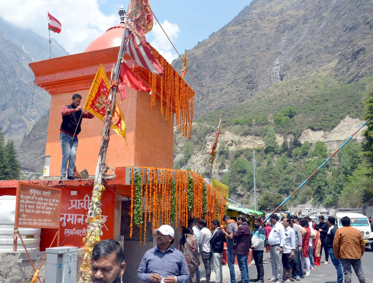 The doors of Hanuman temple also opened in Hanuman Chatti