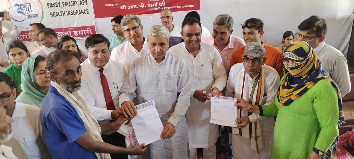 Faces of 325 farmers blossomed after getting farmers and cattle credit cards worth five crores