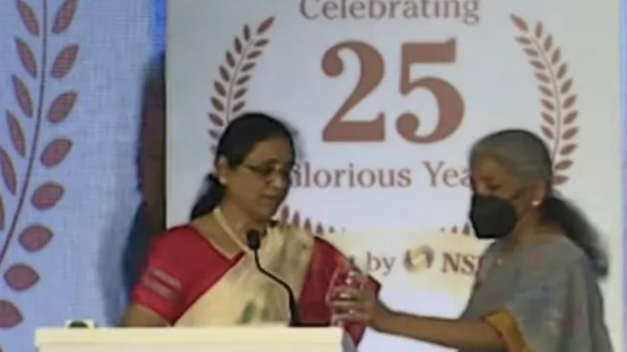 Finance Minister Nirmala Sitharaman Viral Video from event in Mumbai seen handing bottle to NSDL MD earn praise news in hindi