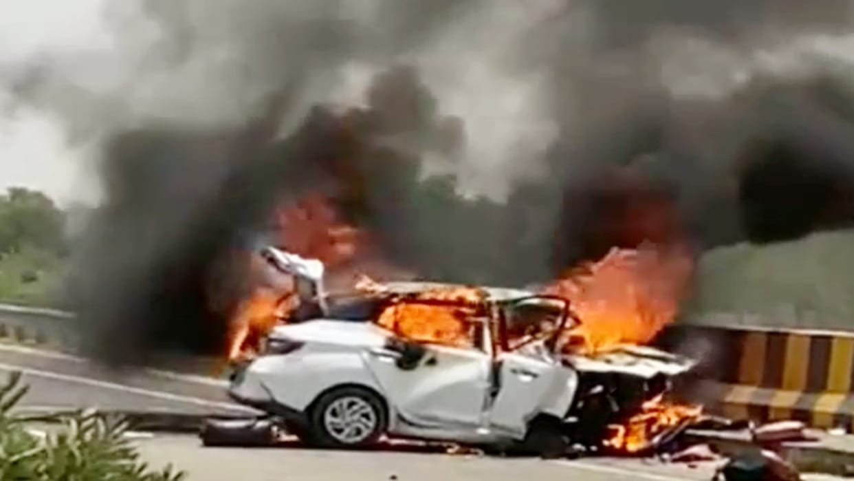 Baran Road Accident Two people burnt alive due to fire in car